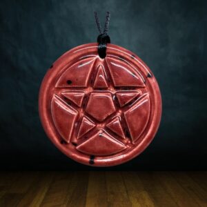pendentif pentacle de protection en céramique rouge dark pink