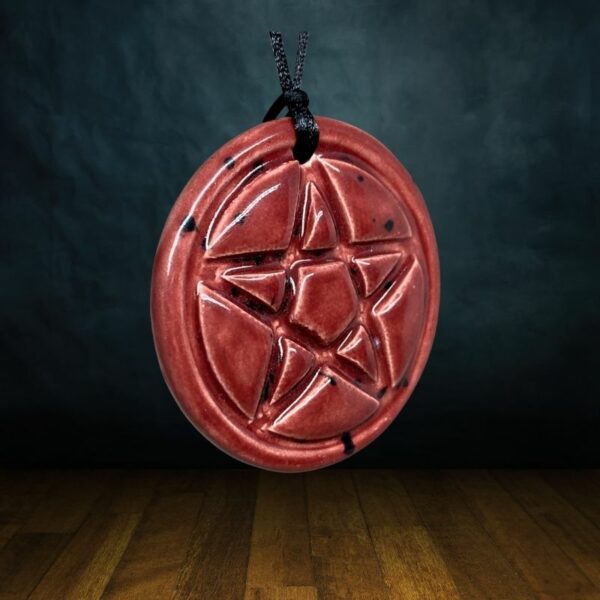 pendentif pentacle de protection en céramique rouge dark pink