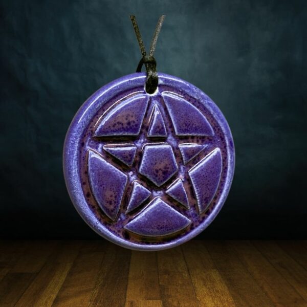 pendentif pentacle de protection en céramique rouge dark pink