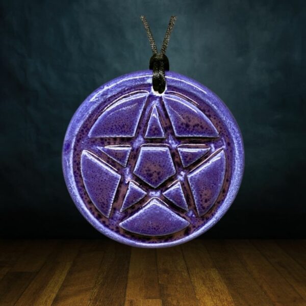 pendentif pentacle de protection en céramique rouge dark pink