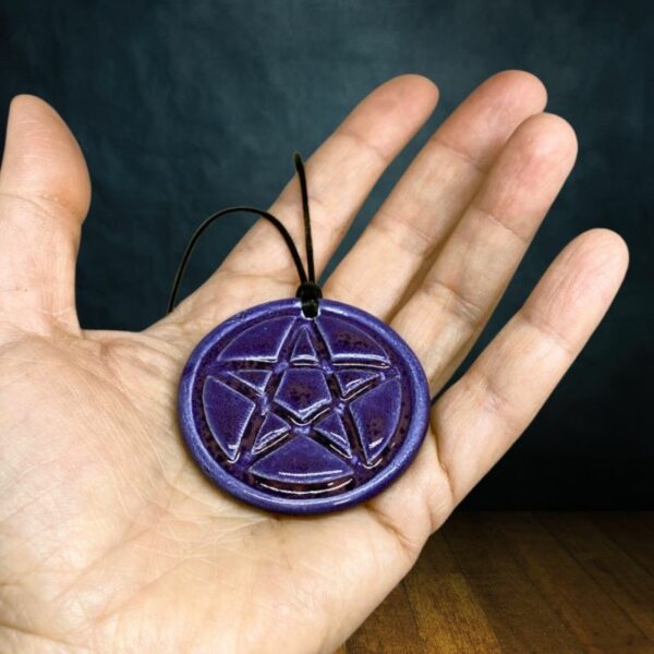 pendentif pentacle de protection en céramique rouge dark pink