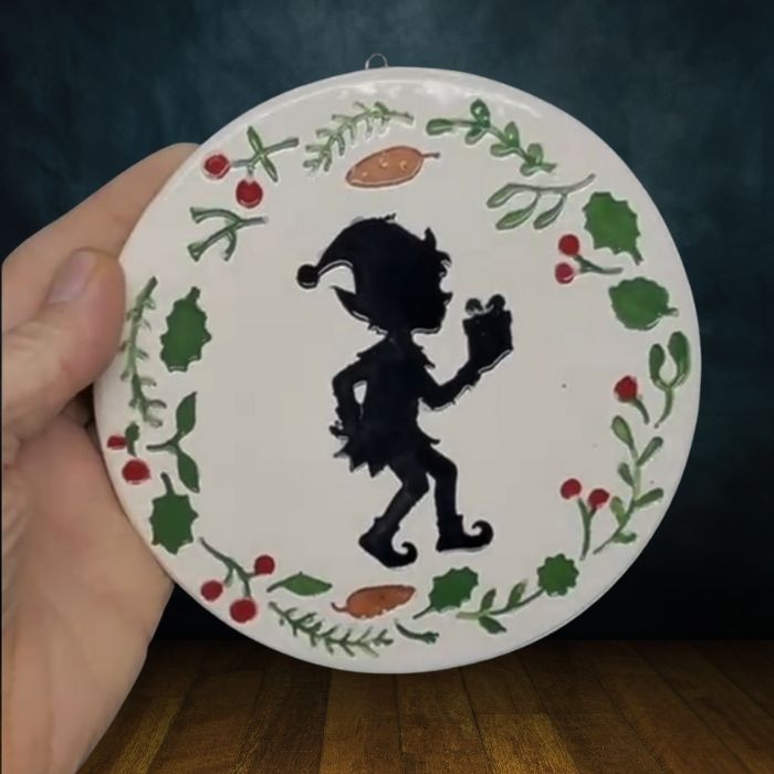 amulette de Noel - lutin des joyeux présages, en céramique
