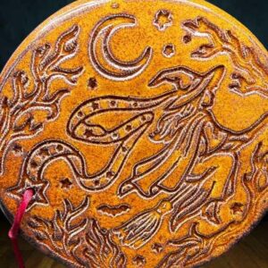 amulette sorcière halloween marron ambre détail des gravures