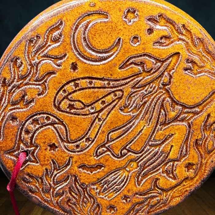 amulette sorcière halloween marron ambre détail des gravures