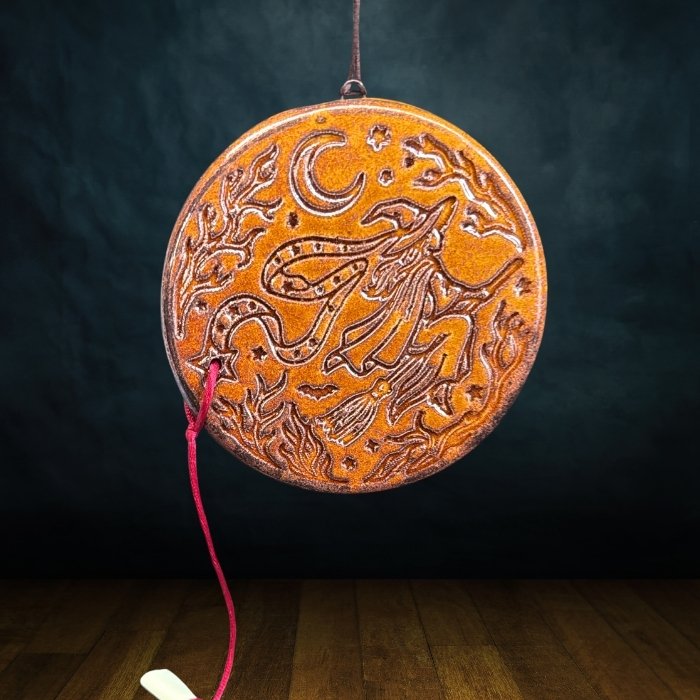 amulette sorcière halloween ambre marron avec son cordon rouge