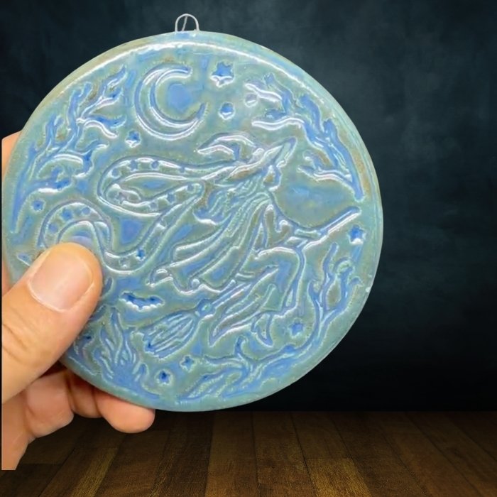 amulette sorcière halloween bleu clair détail des gravures