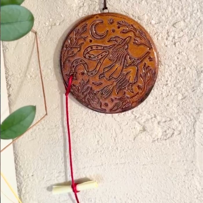 amulette sorcière halloween marron accroché au mur