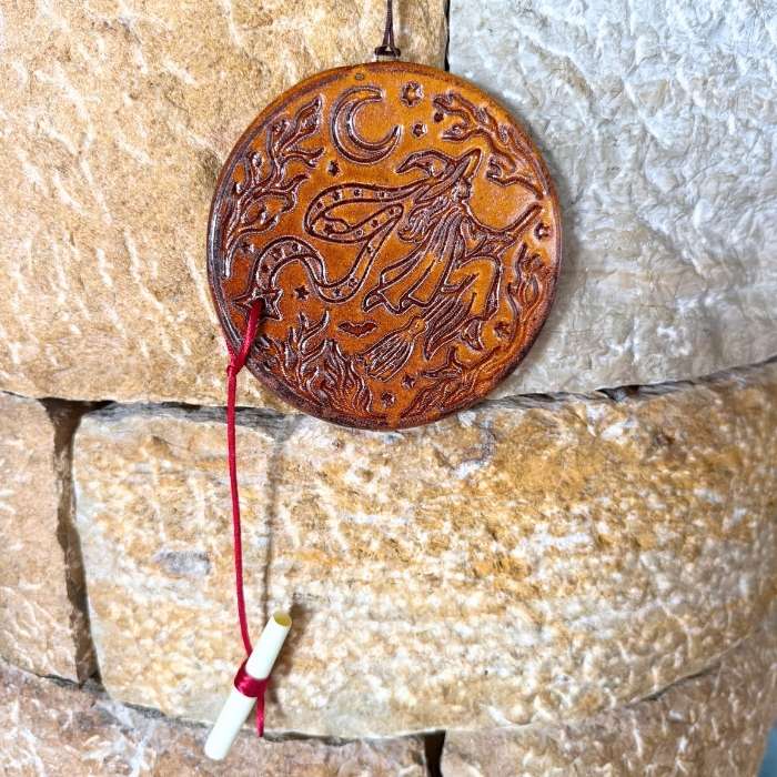 amulette sorcière halloween marron accroché au mur
