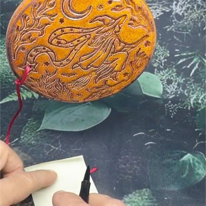 amulette sorcière halloween marron et papier pour écrire